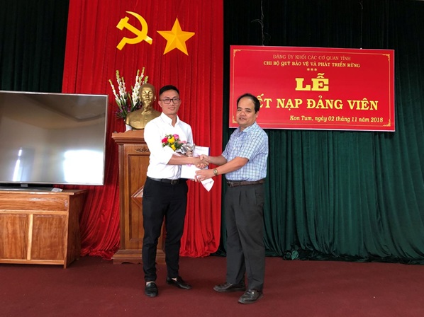 Chi bộ Quỹ Bảo vệ và Phát triển rừng tỉnh tổ chức kết nạp Đảng viên mới.
